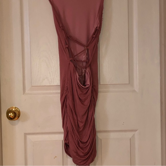 Gorgeous blush body con dress - Picture 2 of 4